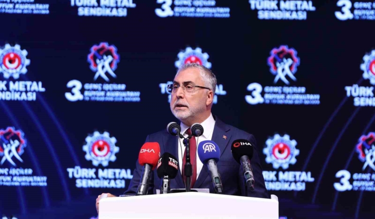 bakan-isikhan-genclerimizin-dijital-bagimlilik-konusuna-dikkatle-egilmesi-gerektigini-dusunuyorum-y2bck5e2.jpg