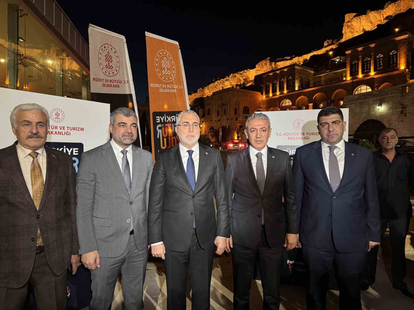 Bakan Işıkhan, Mardin Kültür Yolu Festivali’ndeki sergileri gezdi: "Türkiye’nin mozaiğini özetlediğimizde Mardin müthiş bir coğrafya" 4 bakan isikhan mardin kultur yolu festivalindeki sergileri gezdi turkiyenin mozaigini ozetledigimizde mardin muthis bir Mt6PiZUs