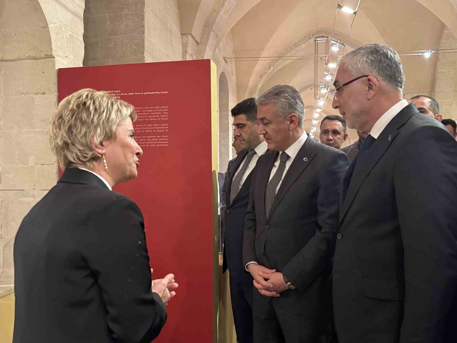 Bakan Işıkhan, Mardin Kültür Yolu Festivali’ndeki sergileri gezdi: "Türkiye’nin mozaiğini özetlediğimizde Mardin müthiş bir coğrafya" 6 bakan isikhan mardin kultur yolu festivalindeki sergileri gezdi turkiyenin mozaigini ozetledigimizde mardin muthis bir vz5Vdt7a
