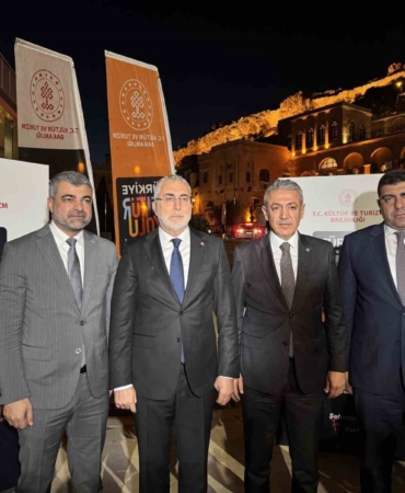 bakan-isikhan-mardin-kultur-yolu-festivalindeki-sergileri-gezdi-turkiyenin-mozaigini-ozetledigimizde-mardin-muthis-bir-wVa3z3JZ.jpg