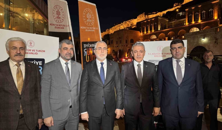 bakan-isikhan-mardin-kultur-yolu-festivalindeki-sergileri-gezdi-turkiyenin-mozaigini-ozetledigimizde-mardin-muthis-bir-wVa3z3JZ.jpg