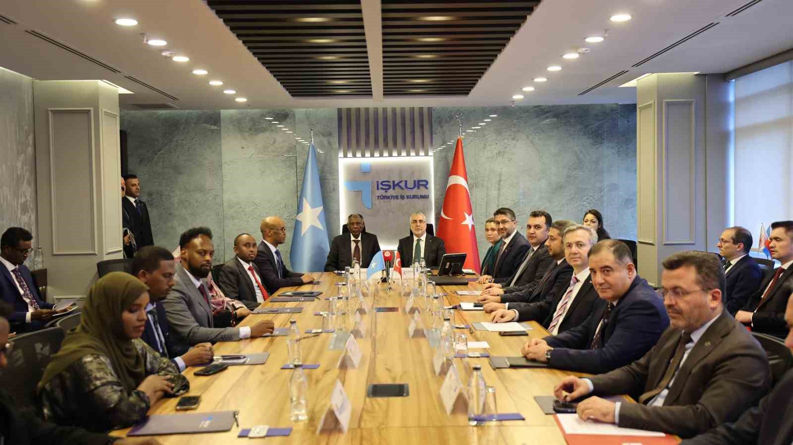 bakan isikhan somalili mevkidasi salim alio ibro ile bir araya geldi 0 IKYzYele