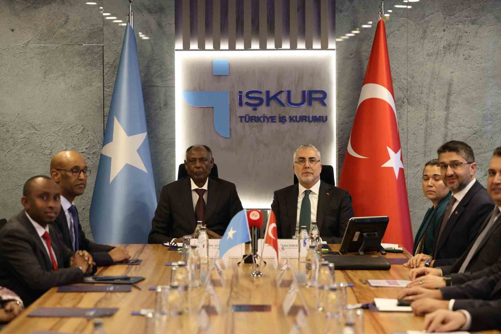bakan isikhan somalili mevkidasi salim alio ibro ile bir araya geldi 1 F4wXOXZl