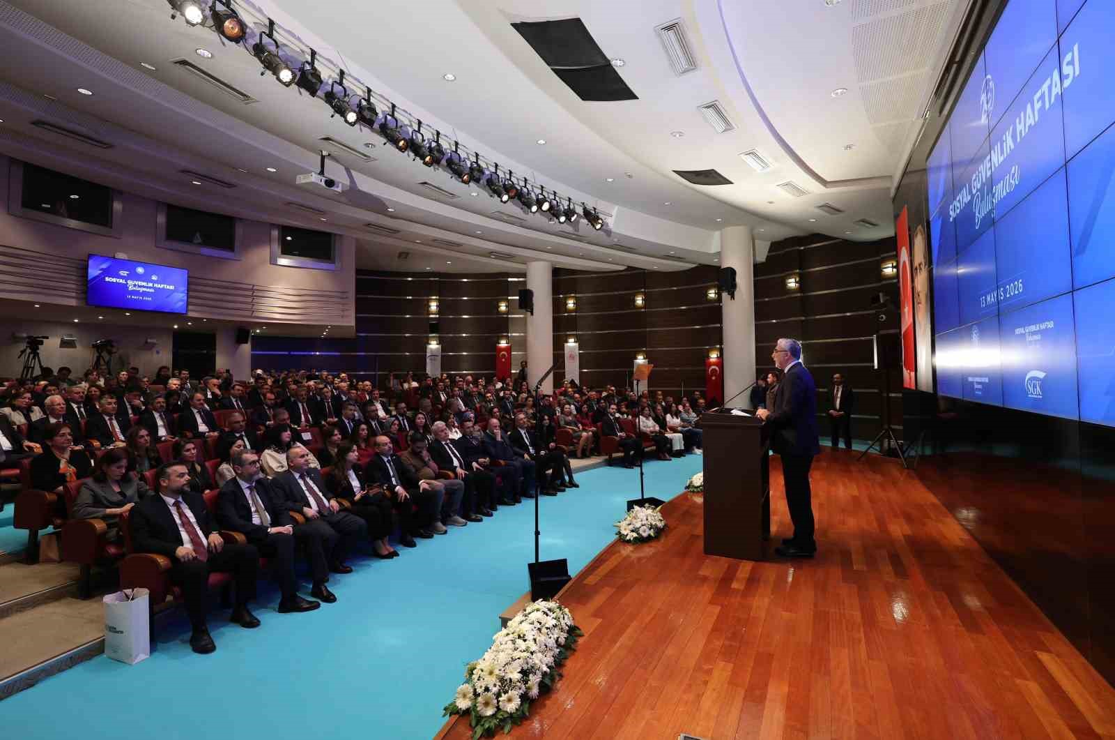 bakan isikhan turkiye dunyanin en kapsayici genel saglik sigortasi sistemlerinden birine sahiptir 0 kiQIOnva