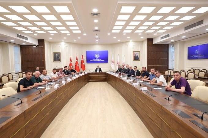 bakan-isikhan-turkiye-maden-iscileri-sendikasi-genel-baskani-akculu-kabul-etti-SAVSmTX7.jpg