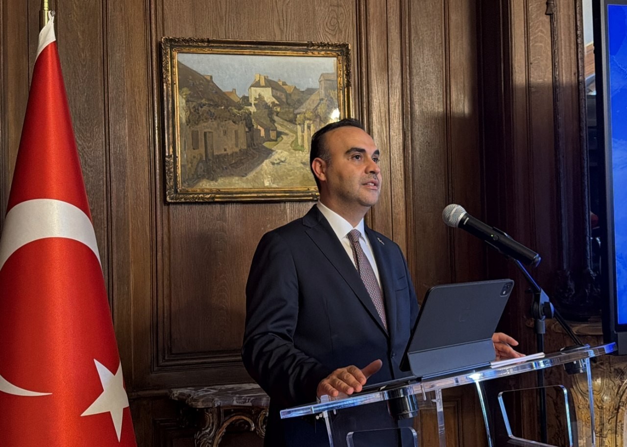 Bakan Kacır: "Fransa’daki 1 milyar doları aşan Türk yatırımları ve burada yaşayan 800 binden fazla vatandaşımız ülkelerimiz arasındaki bağları daha da zenginleştirmektedir" 6 bakan kacir fransadaki 1 milyar dolari asan turk yatirimlari ve burada yasayan 800 binden MaevhS8l