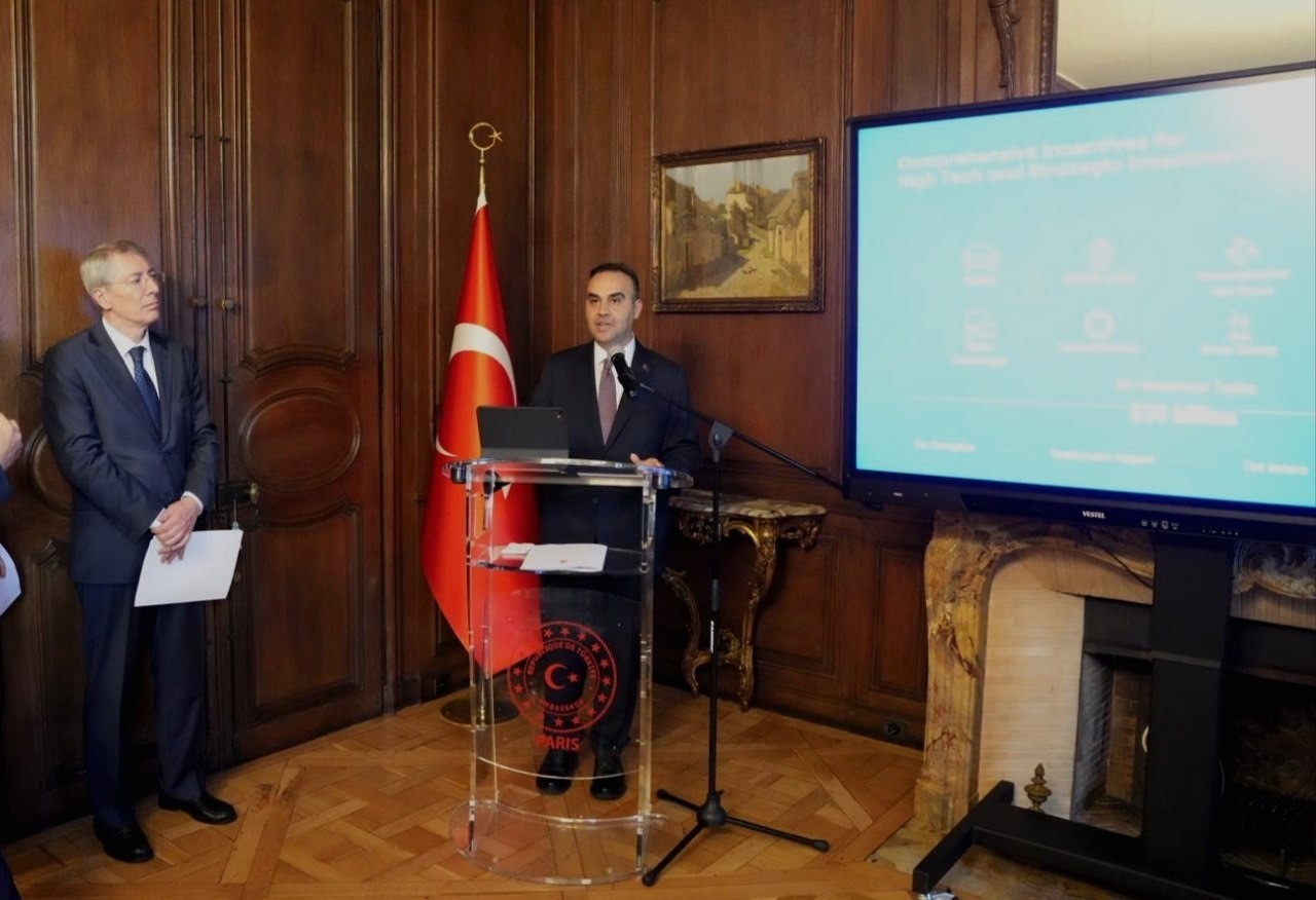 Bakan Kacır: "Fransa’daki 1 milyar doları aşan Türk yatırımları ve burada yaşayan 800 binden fazla vatandaşımız ülkelerimiz arasındaki bağları daha da zenginleştirmektedir" 7 bakan kacir fransadaki 1 milyar dolari asan turk yatirimlari ve burada yasayan 800 binden
