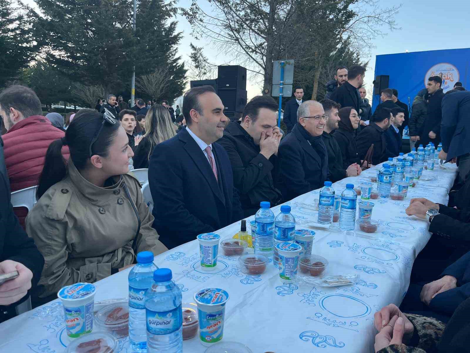 bakan kacir kocaelide universite ogrencileriyle iftarda bulustu 1