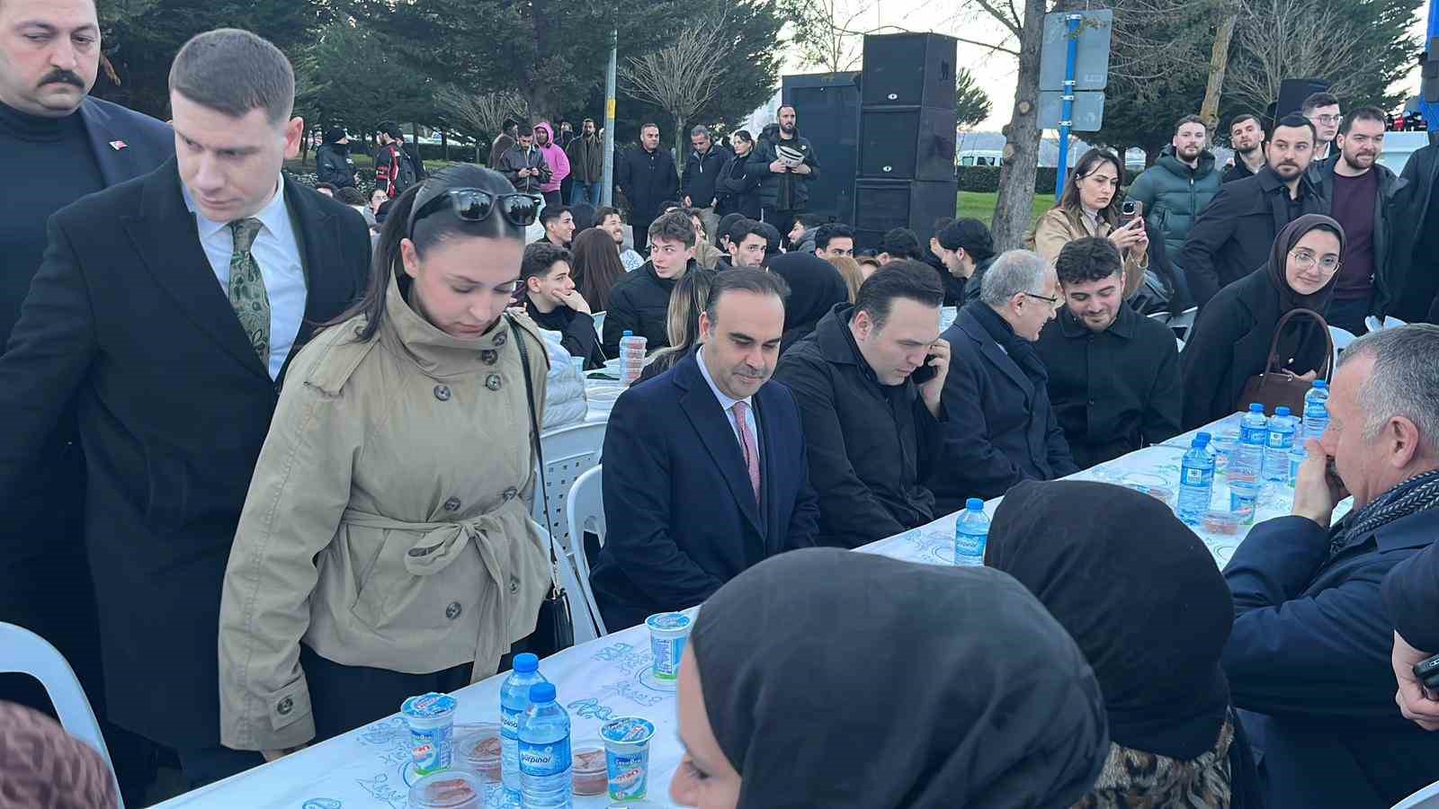 bakan kacir kocaelide universite ogrencileriyle iftarda bulustu 2