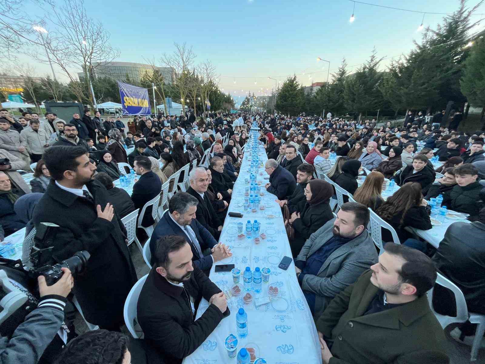 bakan kacir kocaelide universite ogrencileriyle iftarda bulustu 3 SNdunaBI