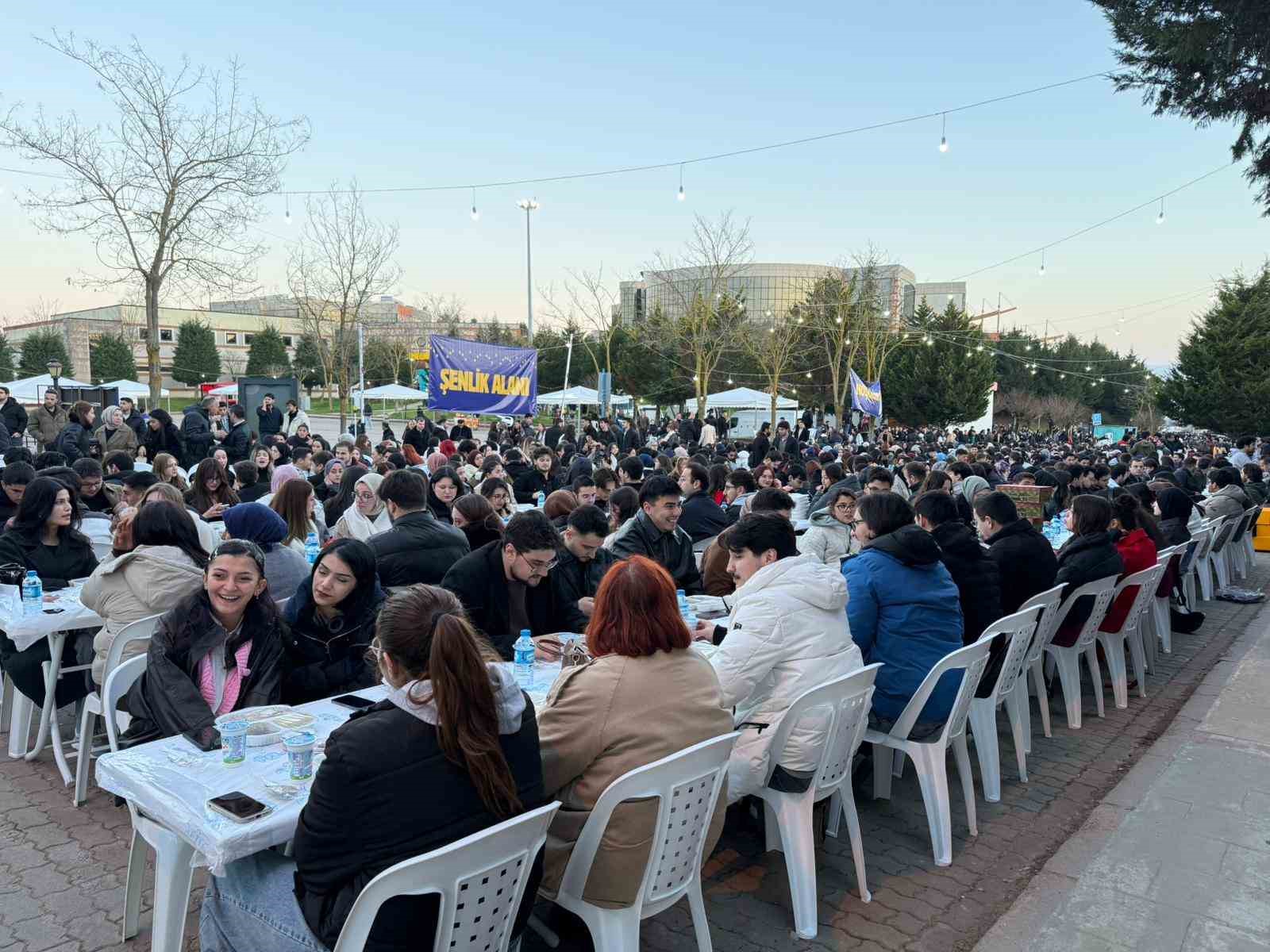bakan kacir kocaelide universite ogrencileriyle iftarda bulustu 4