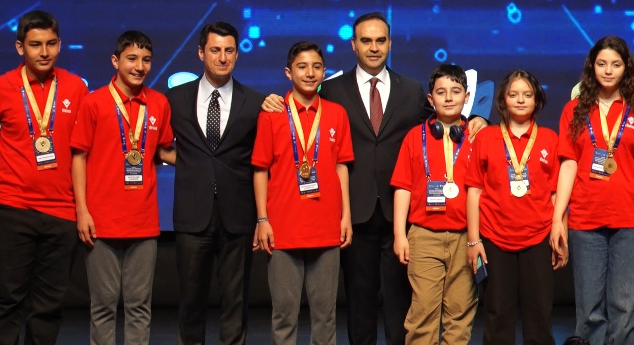 Bakan Kacır: "Türk gençliği, tam bağımsız ve müreffeh Türkiye’yi kararlılıkla inşa edecektir" 5 bakan kacir turk gencligi tam bagimsiz ve mureffeh turkiyeyi kararlilikla insa edecektir 1 rqzjbl7i