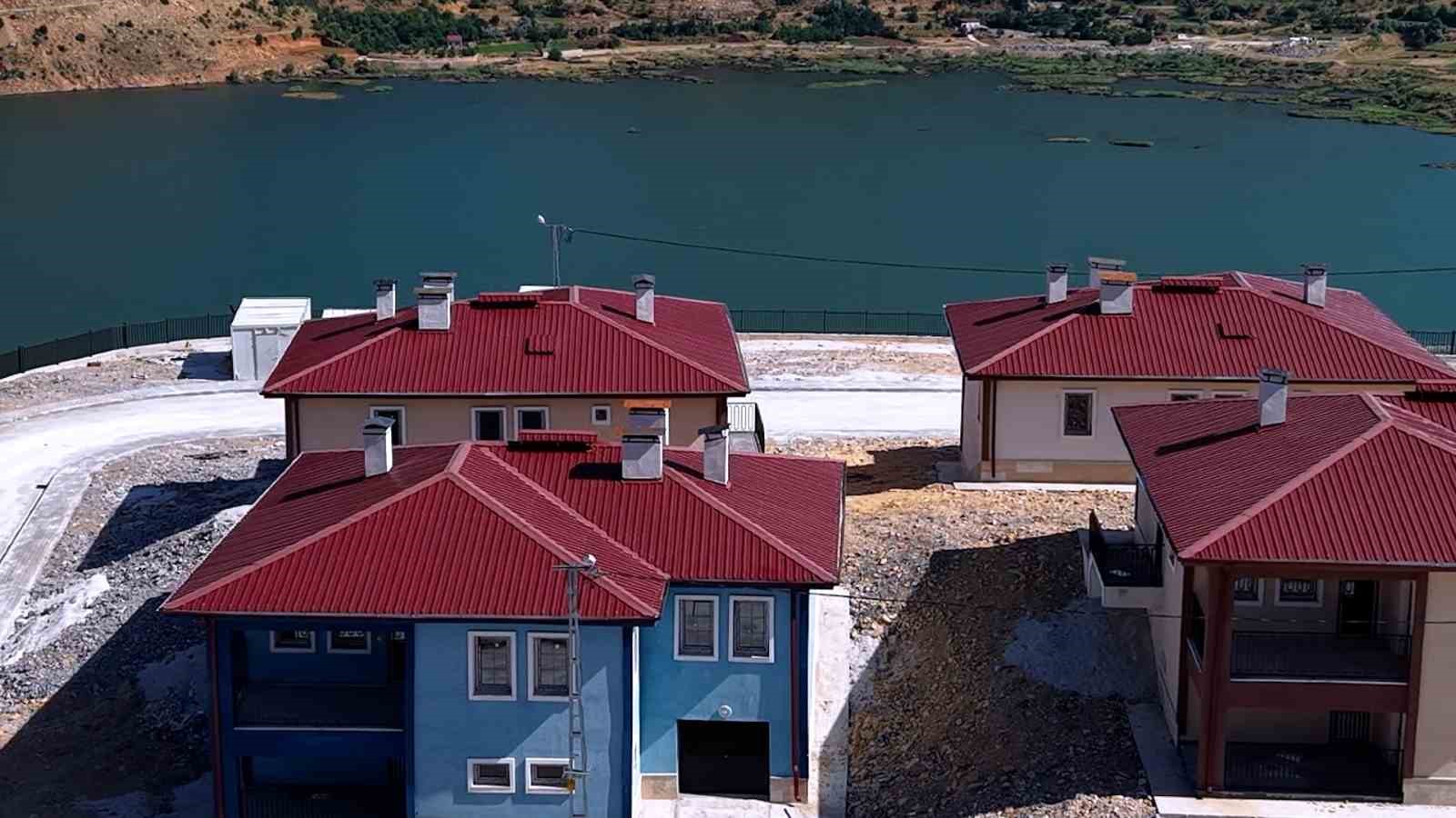 bakan kurum adiyamanda depremden sonra insa edilen koy evlerini paylasti 10 5jm6mXOi