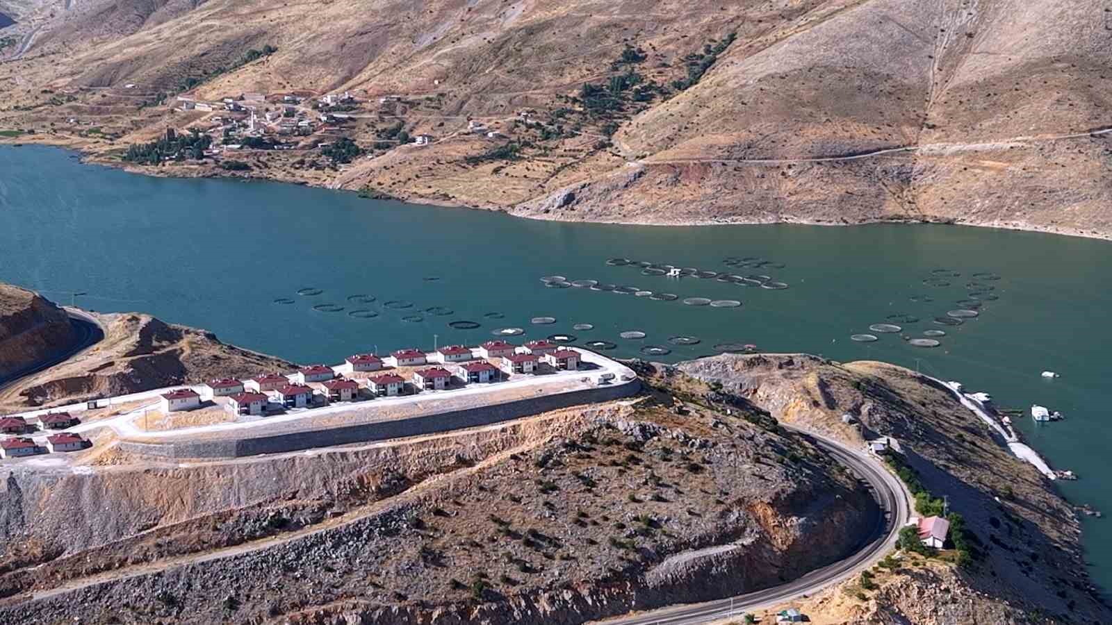 bakan kurum adiyamanda depremden sonra insa edilen koy evlerini paylasti 11 kkq6uC7e