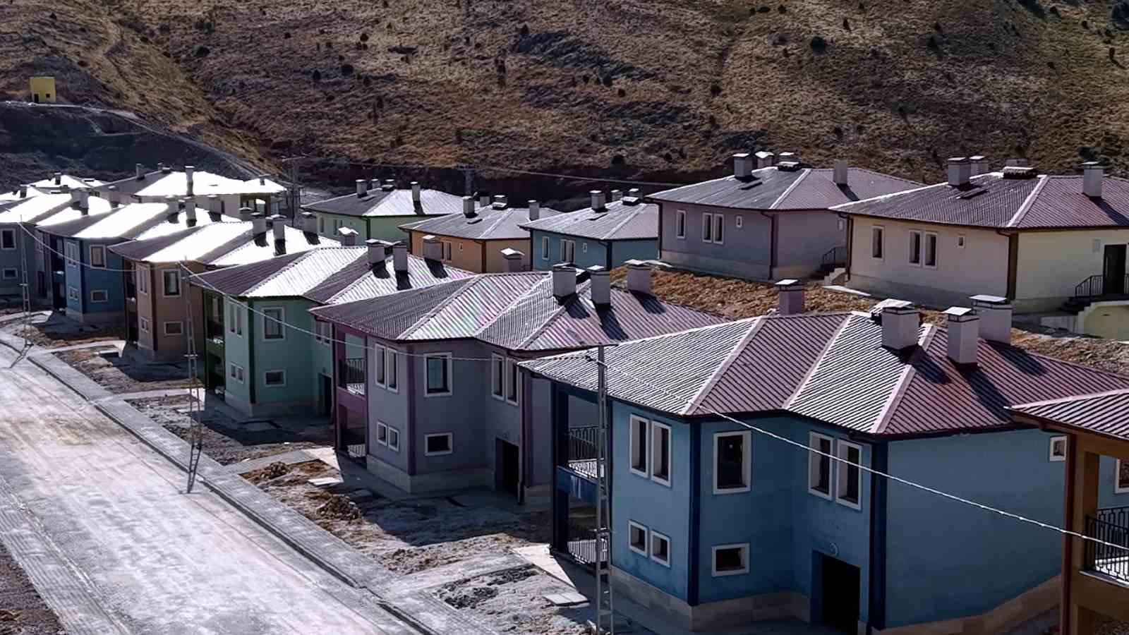 bakan kurum adiyamanda depremden sonra insa edilen koy evlerini paylasti 3 NtbiROHY