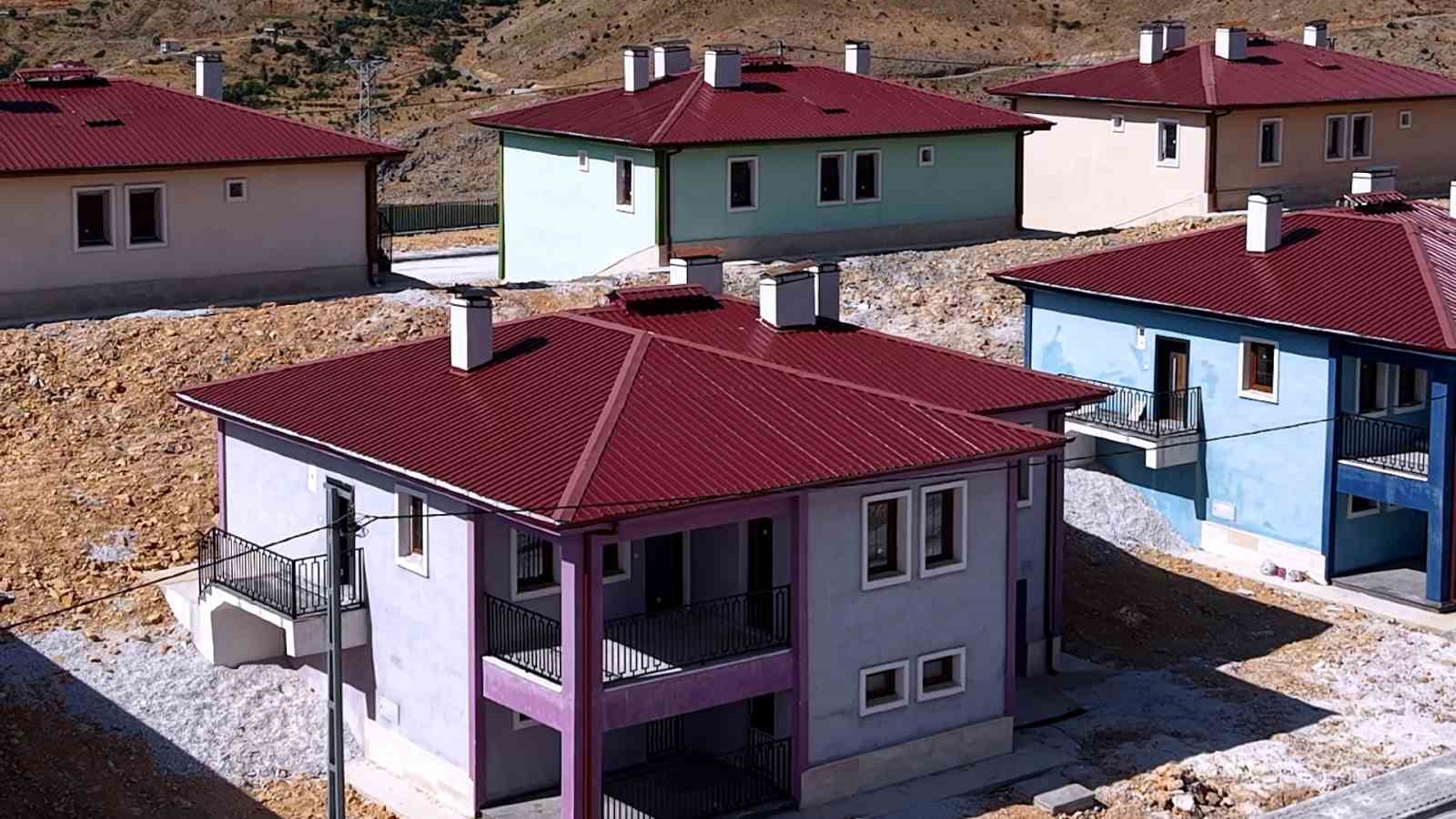 bakan kurum adiyamanda depremden sonra insa edilen koy evlerini paylasti 4 RM6YzmpF
