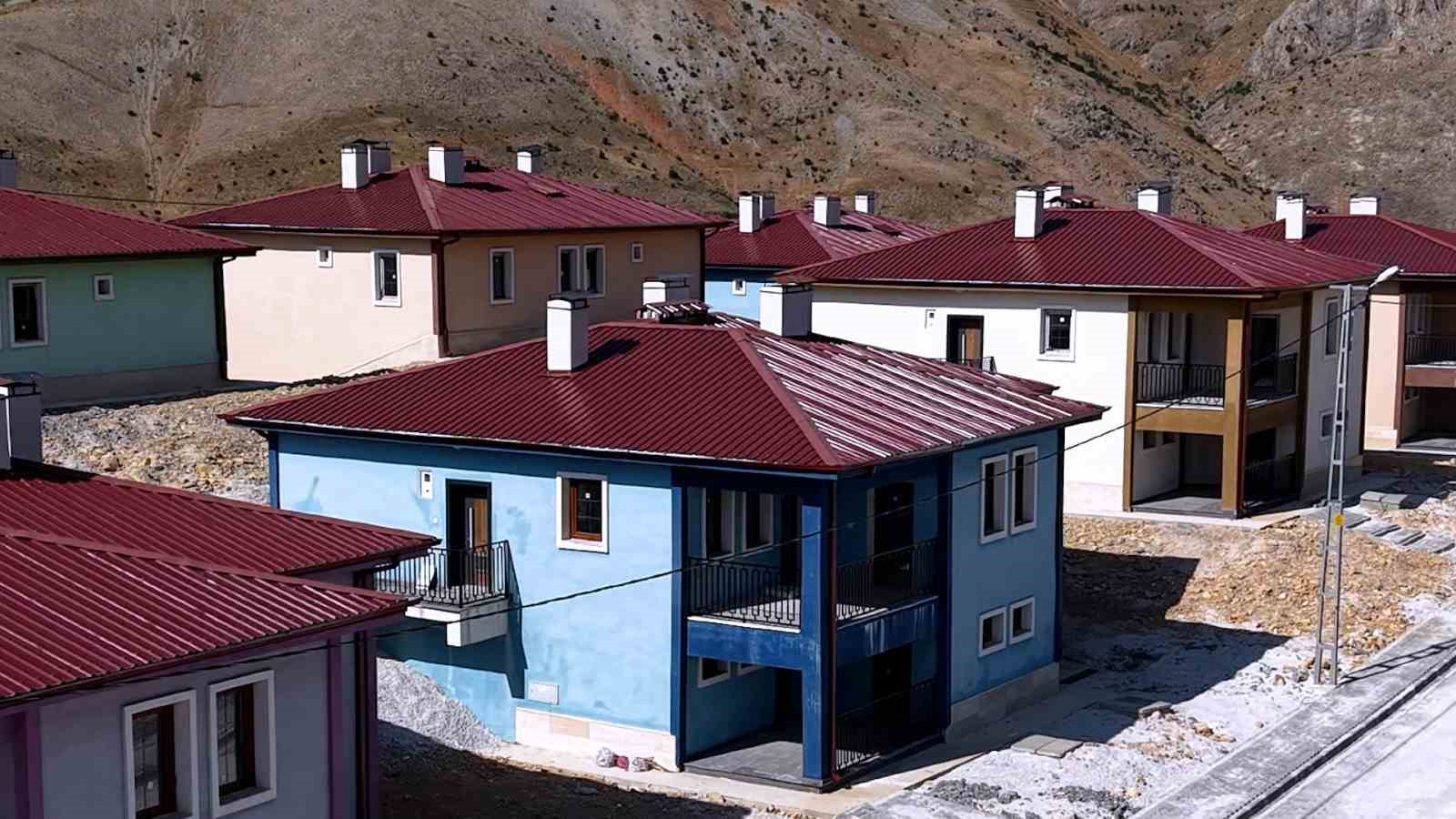 bakan kurum adiyamanda depremden sonra insa edilen koy evlerini paylasti 6 cHSyjWOW