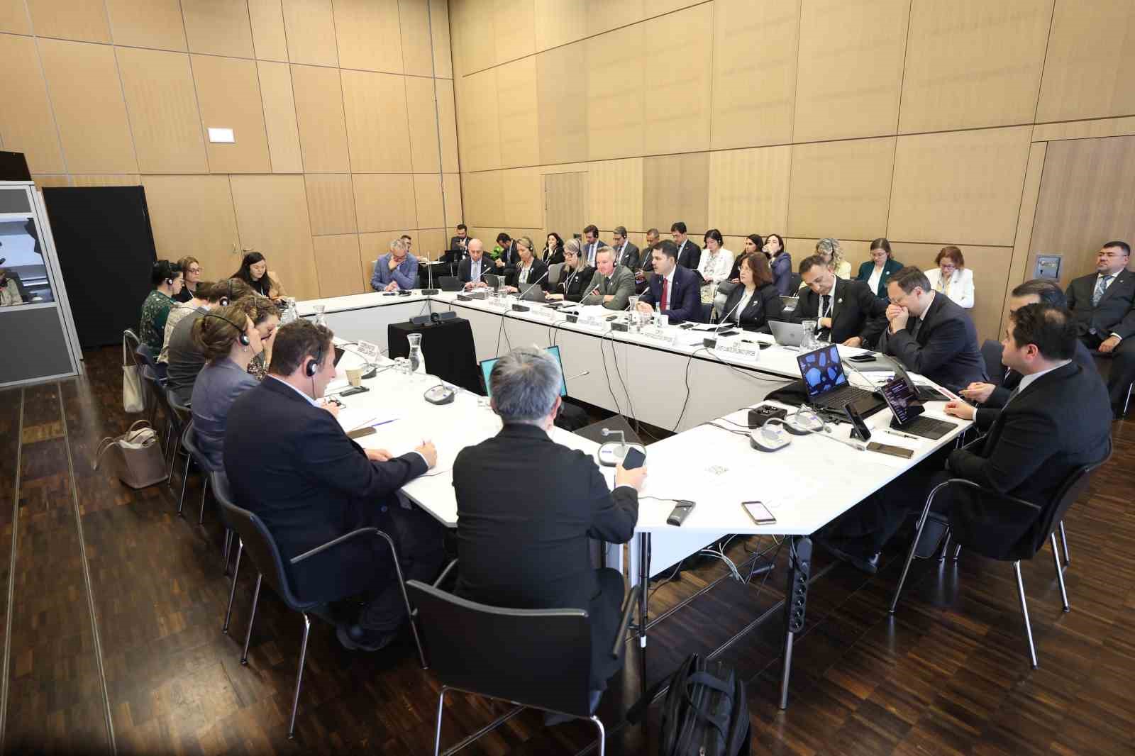 Bakan Kurum, Bonn’da COP31 Ev Sahibi Ülke Anlaşması’nı imzaladı 5 bakan kurum bonnda cop31 ev sahibi ulke anlasmasini imzaladi 1 vzyG8W45