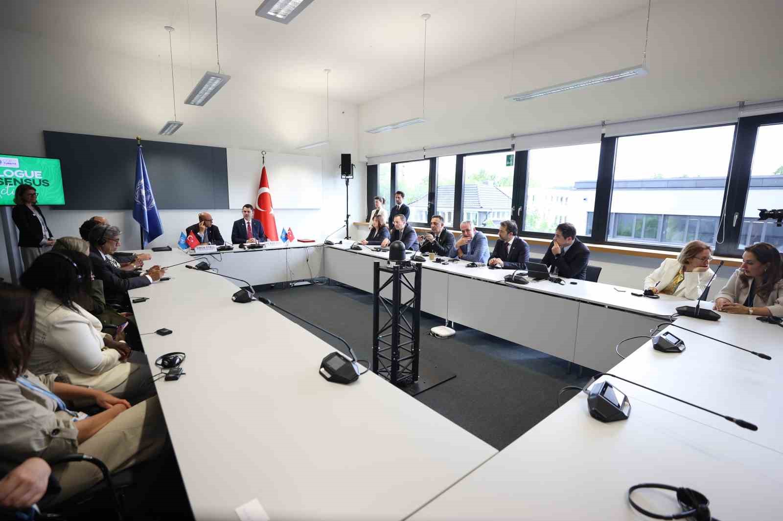 Bakan Kurum, Bonn’da COP31 Ev Sahibi Ülke Anlaşması’nı imzaladı 16 bakan kurum bonnda cop31 ev sahibi ulke anlasmasini imzaladi 12 aVHLPlUK