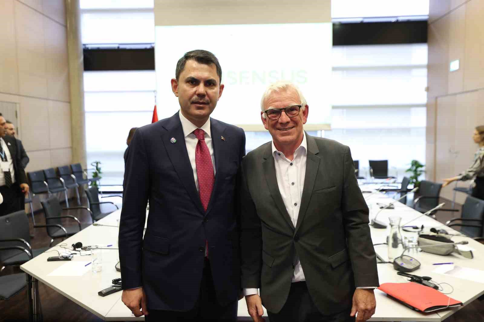 Bakan Kurum, Bonn’da COP31 Ev Sahibi Ülke Anlaşması’nı imzaladı 20 bakan kurum bonnda cop31 ev sahibi ulke anlasmasini imzaladi 16 iQCO3ayl