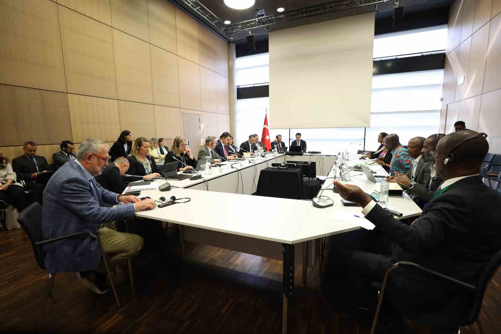 Bakan Kurum, Bonn’da COP31 Ev Sahibi Ülke Anlaşması’nı imzaladı 8 bakan kurum bonnda cop31 ev sahibi ulke anlasmasini imzaladi 4