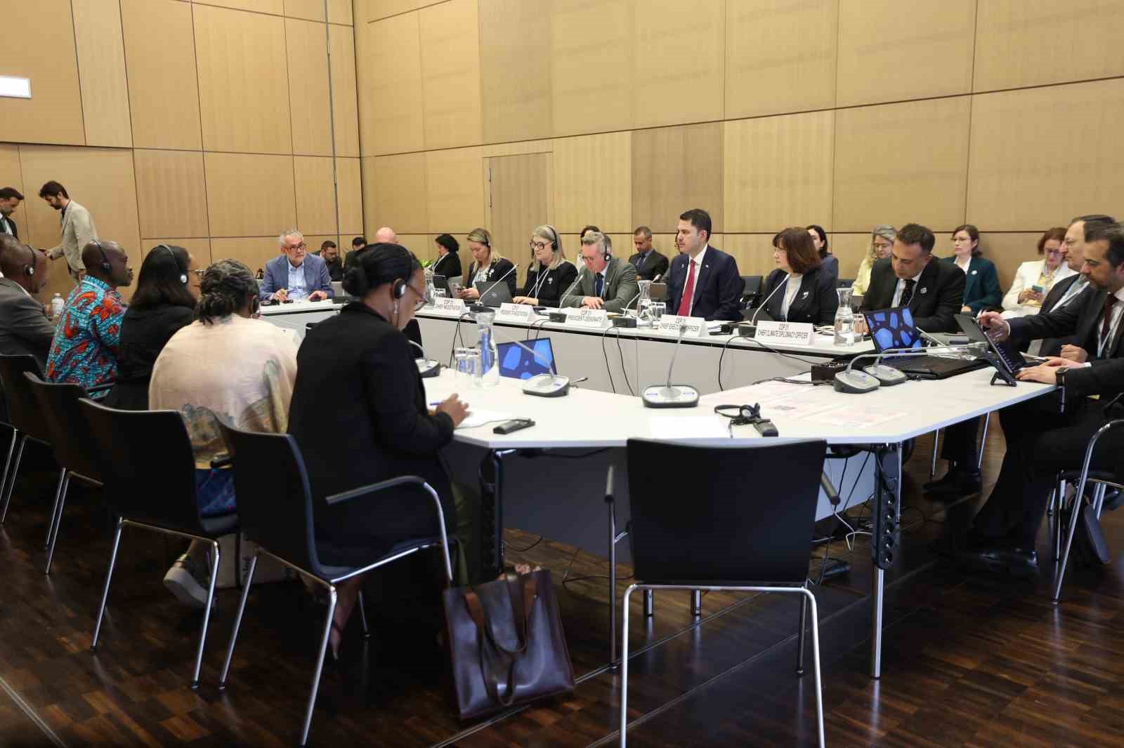 Bakan Kurum, Bonn’da COP31 Ev Sahibi Ülke Anlaşması’nı imzaladı 10 bakan kurum bonnda cop31 ev sahibi ulke anlasmasini imzaladi 6 vm7C2PNN