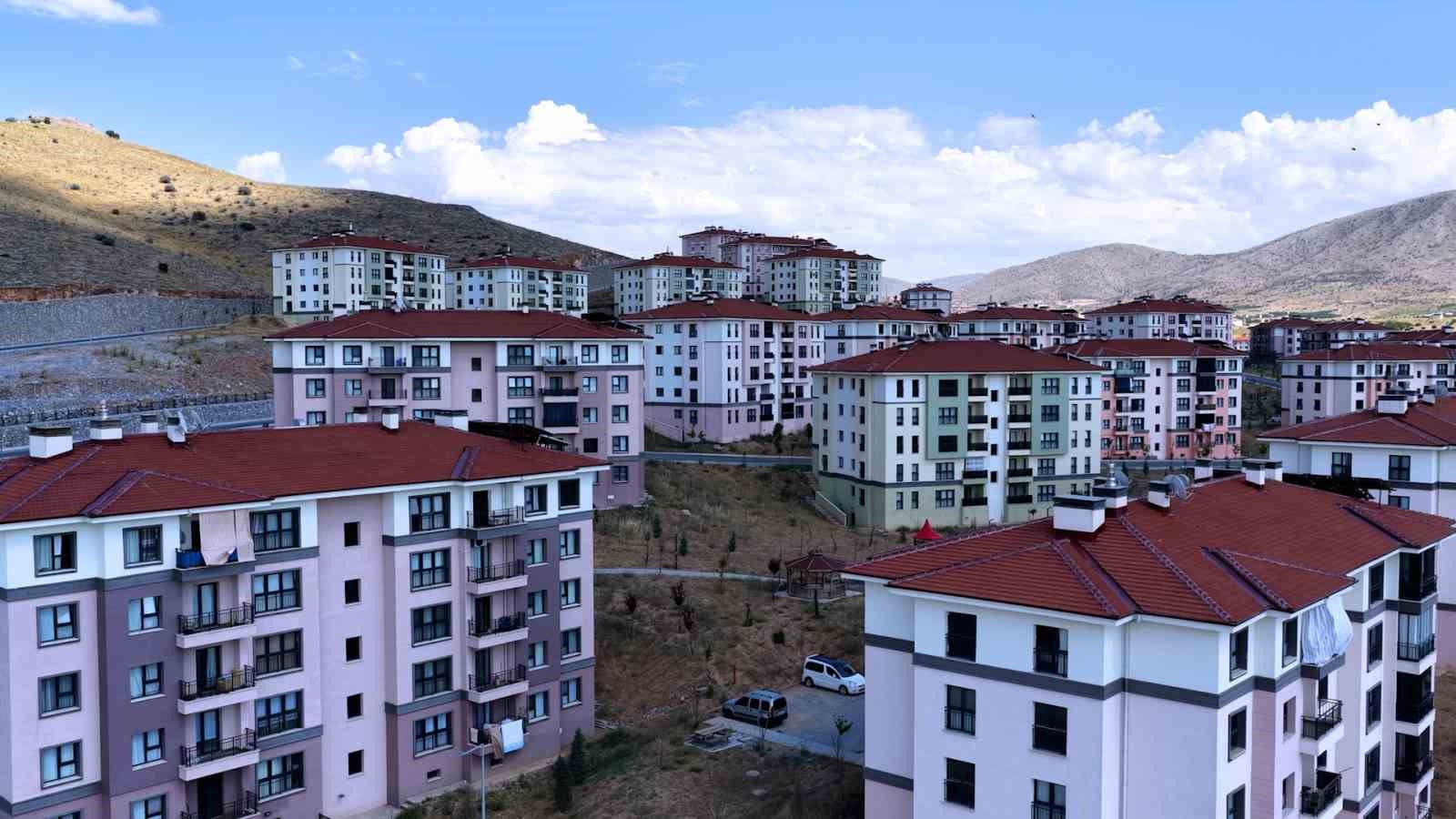 Bakan Kurum: "Bugüne kadar 81 ilimizde 7 milyona yakın vatandaşımızı sosyal konutlarla afetlere karşı sağlam konutlarına kavuşturduk" 5 bakan kurum bugune kadar 81 ilimizde 7 milyona yakin vatandasimizi sosyal konutlarla afetlere karsi K9qCpdf5