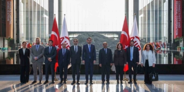 bakan-kurum-cinli-sirketlerin-yoneticileriyle-gorustu-psskiL7d.jpg