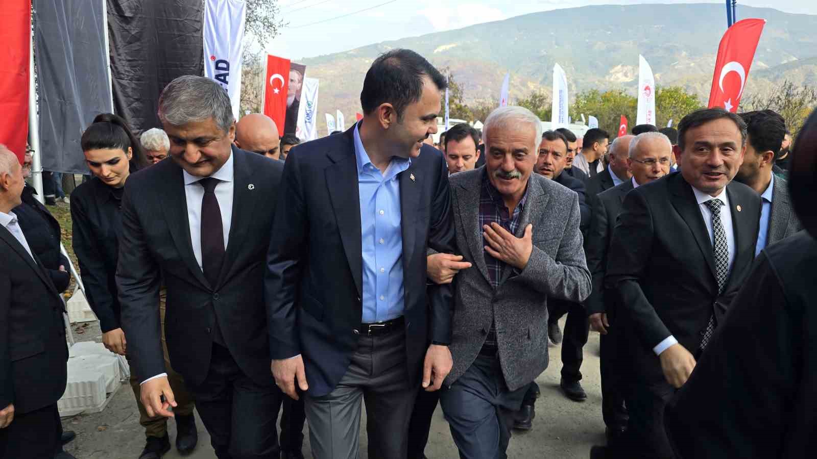 bakan kurum cumhurbaskanimizin liderliginde dunyada esi benzeri gorulmemis bir insa seferberligi yurutuyoruz 3 GHeewfFR