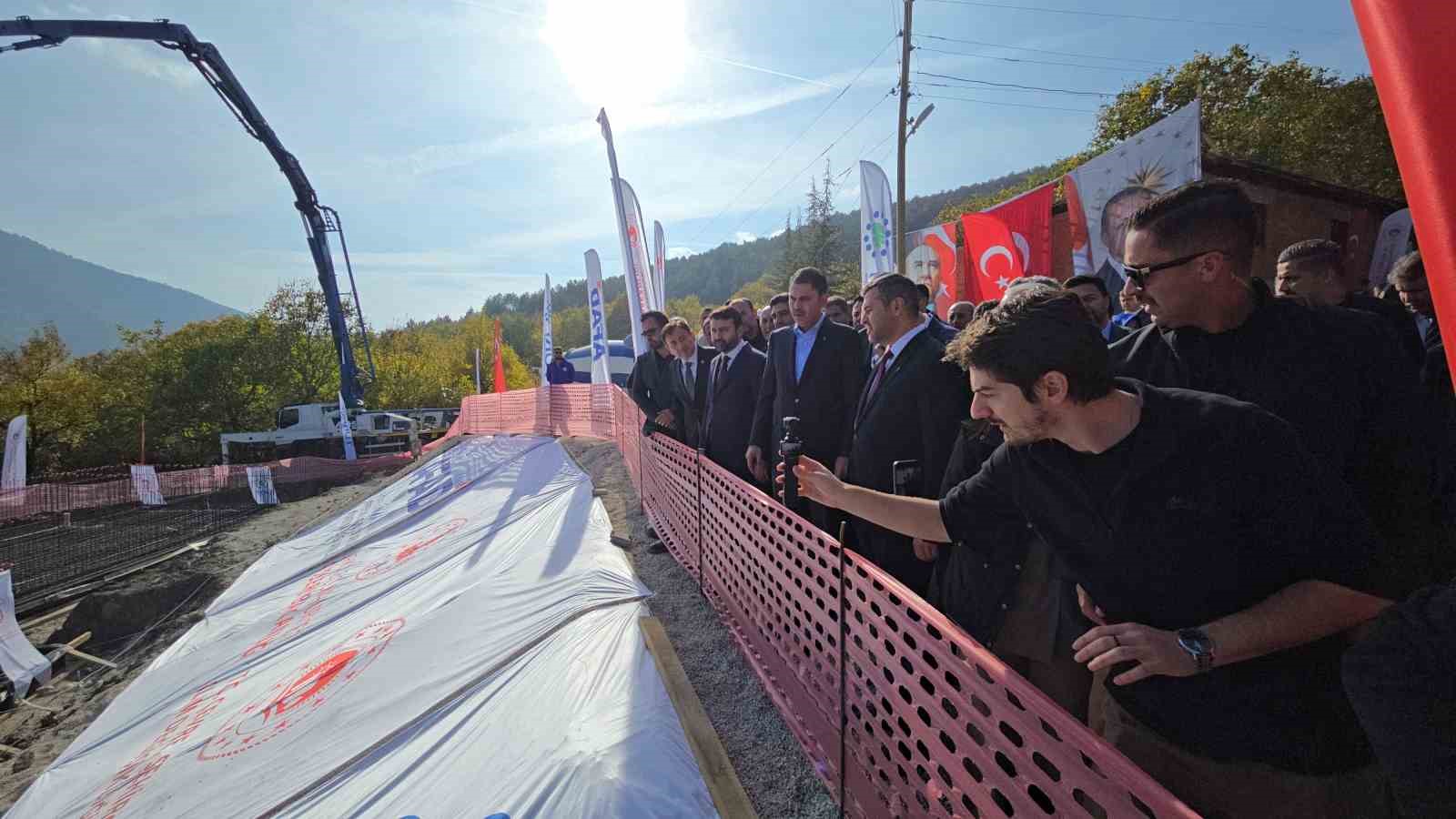 bakan kurum cumhurbaskanimizin liderliginde dunyada esi benzeri gorulmemis bir insa seferberligi yurutuyoruz 7 GpIOKJus