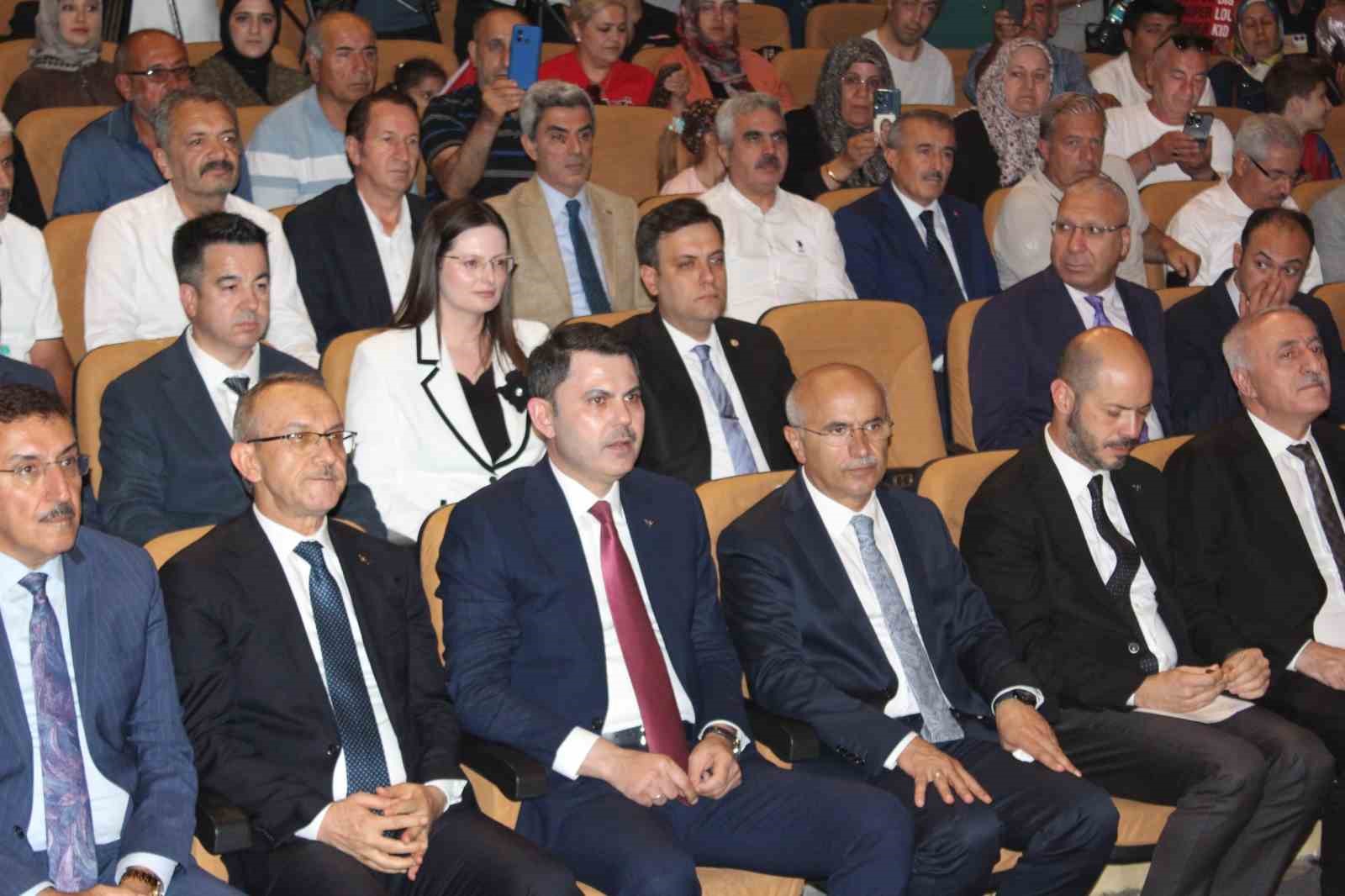 bakan kurum deprem bolgesinde son vatandas evine kavusana kadar ayrilmayacagiz 2 DWj33VUP