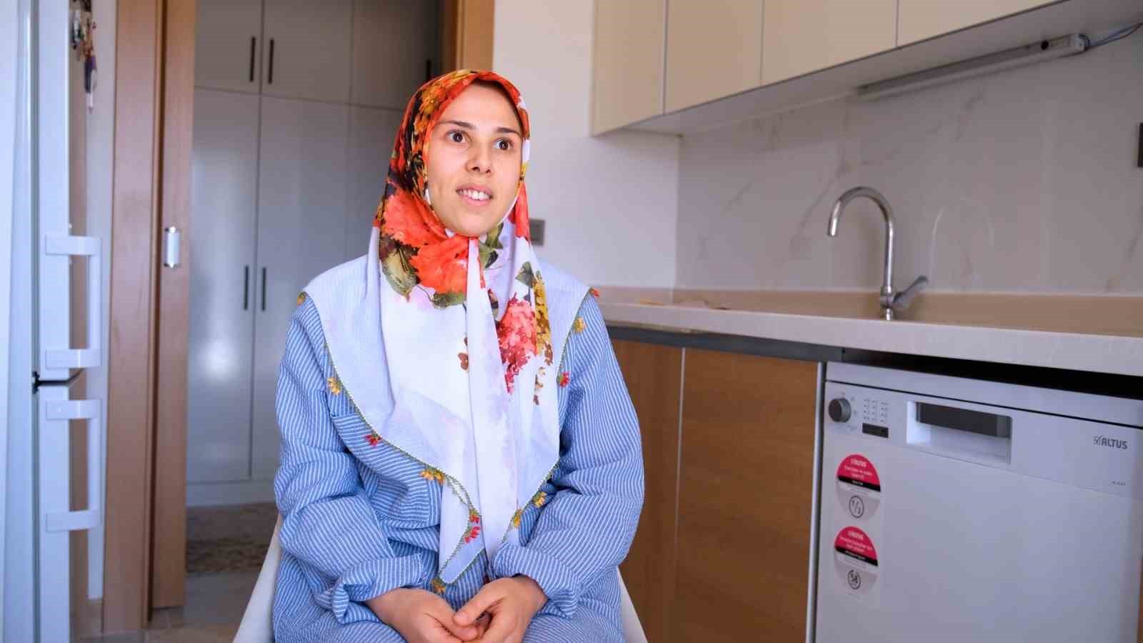 bakan kurum depremzede ailenin bayram sevincini paylasti 0 pcjVO7Ak