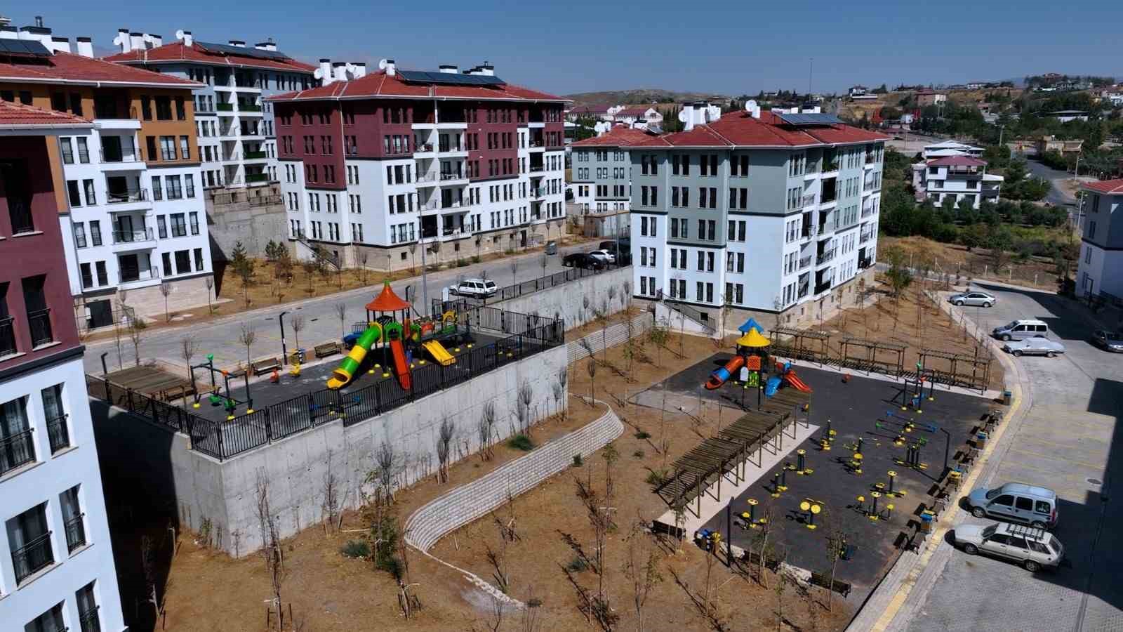 bakan kurum depremzede ailenin bayram sevincini paylasti 1
