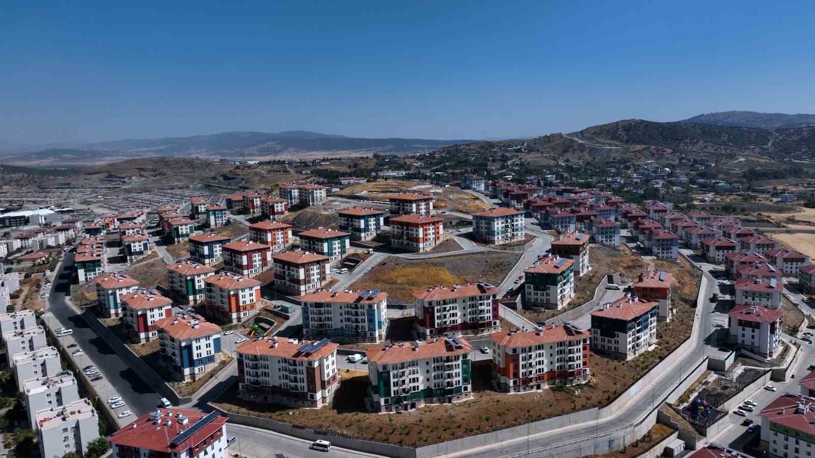 bakan kurum depremzede ailenin bayram sevincini paylasti 2 d1ah7O95