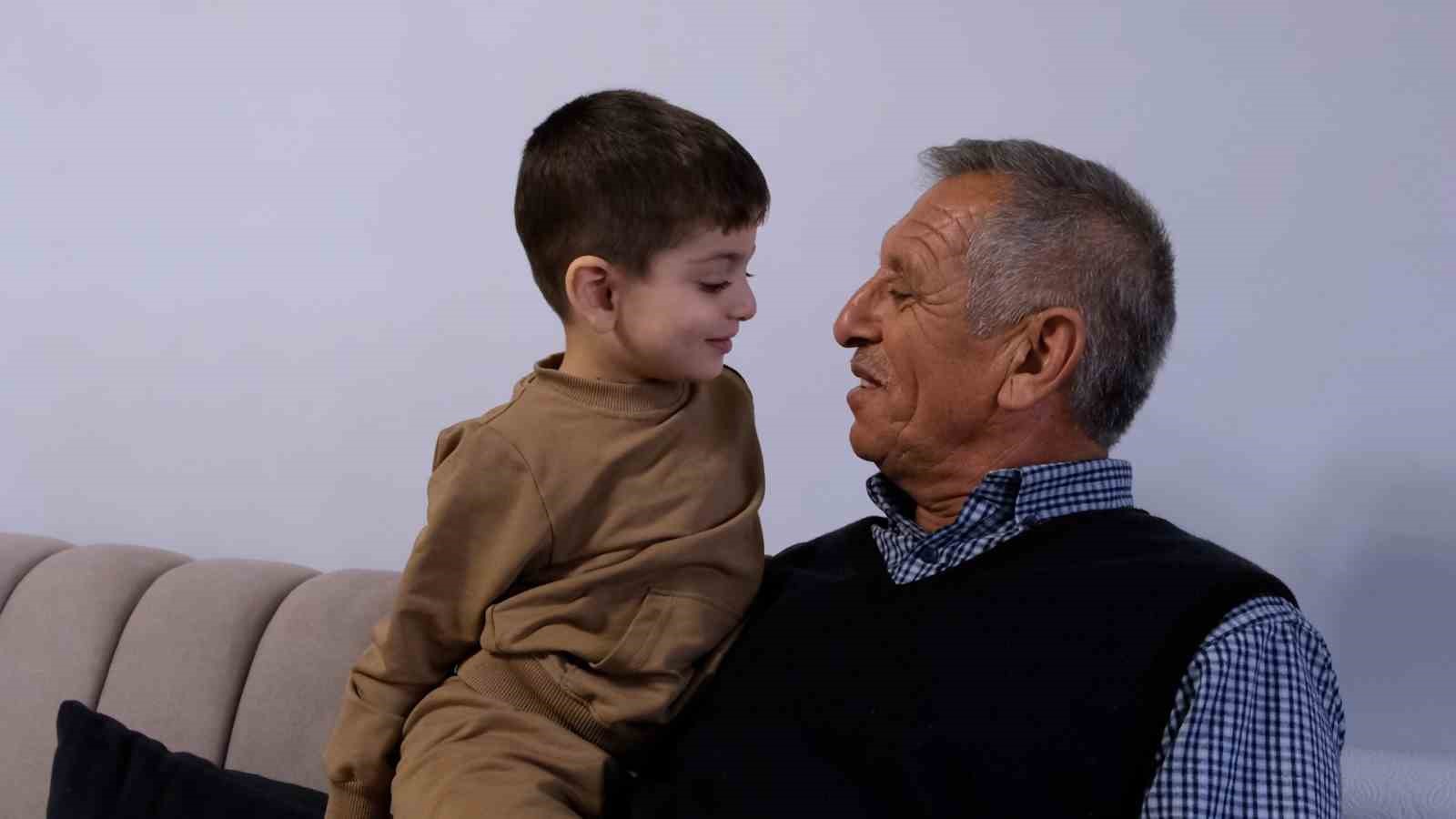 bakan kurum depremzede kucuk yusuf ve dedesinin yeniden baslayan hikayesini paylasti 1