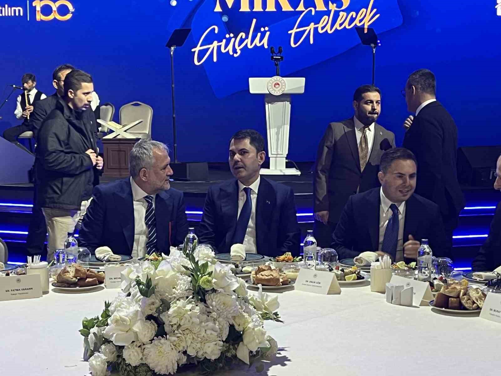 Bakan Kurum: "Devlet ve millet el ele vererek, asrın felaketini, asrın dayanışmasına dönüştüren büyük bir seferberlik başlattık" 4 bakan kurum devlet ve millet el ele vererek asrin felaketini asrin dayanismasina donusturen buyuk LTDmSSt9