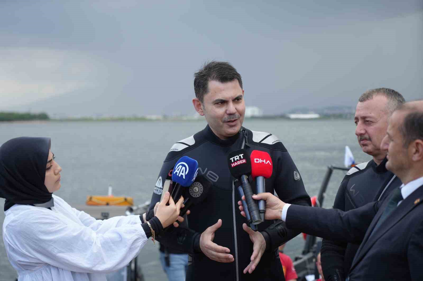bakan kurum dip camuru temizligi suren izmit korfezine daldi 10