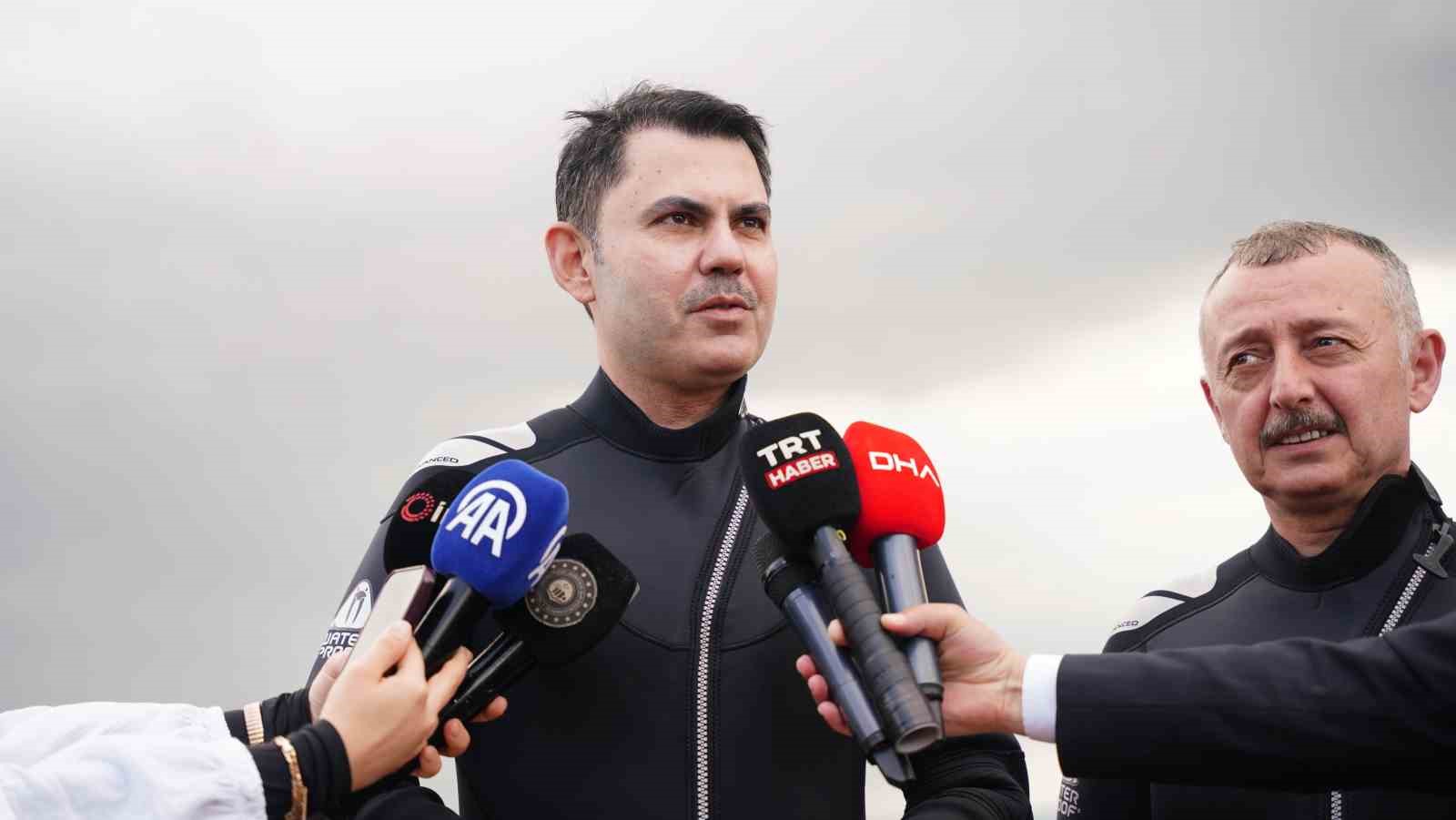 bakan kurum dip camuru temizligi suren izmit korfezine daldi 11 pddm9858