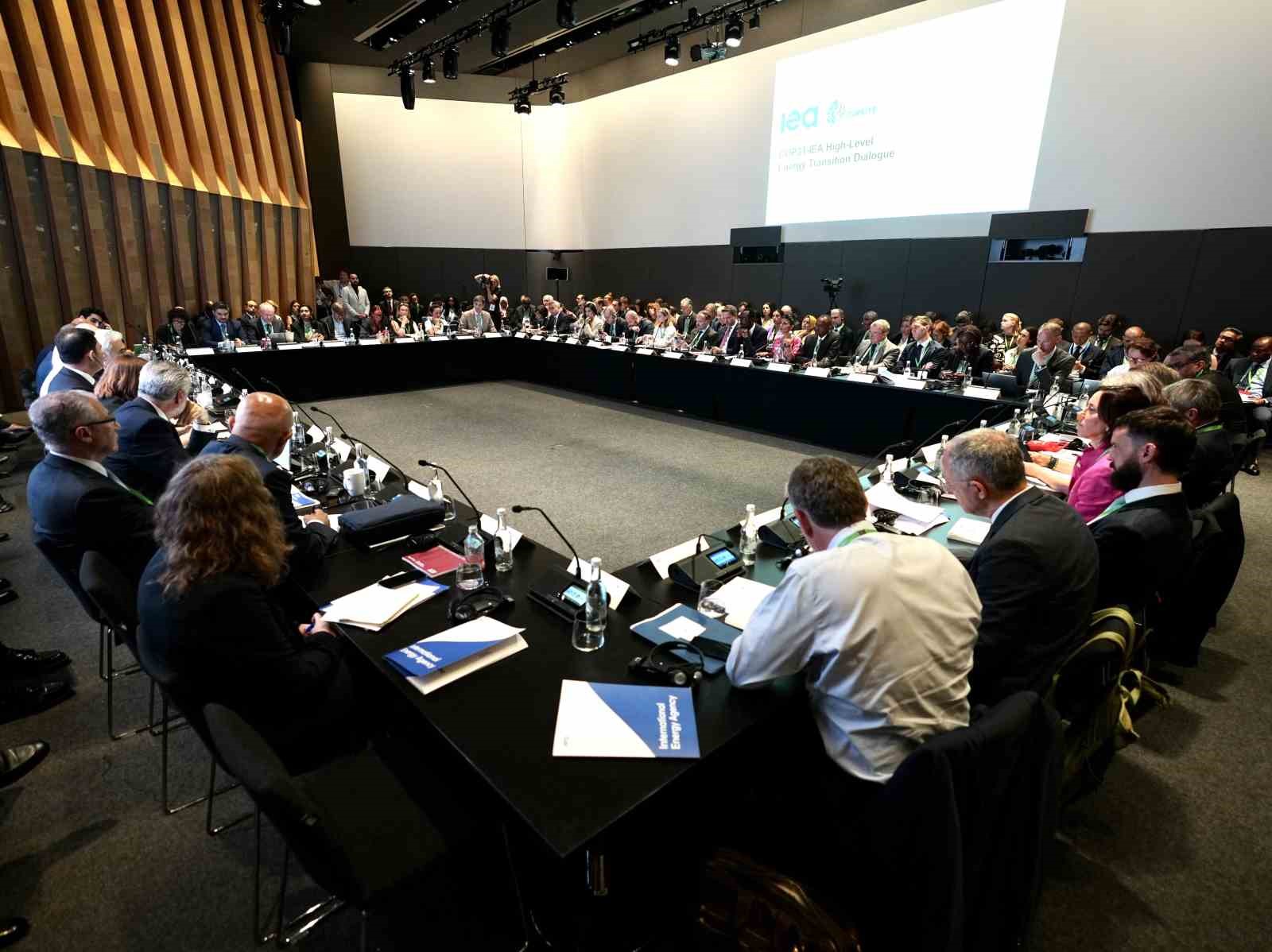 bakan kurum londrada enerji donusumu diyalogu toplantisina katildi 0 guuUcmCP