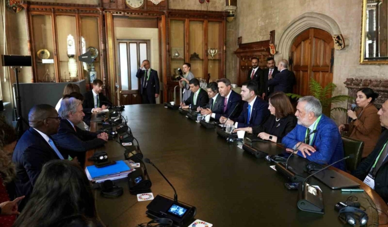 bakan-kurum-ve-bakan-bayraktar-bm-genel-sekreteri-guterres-ile-bir-araya-geldi-8RX4p2Pn.jpg