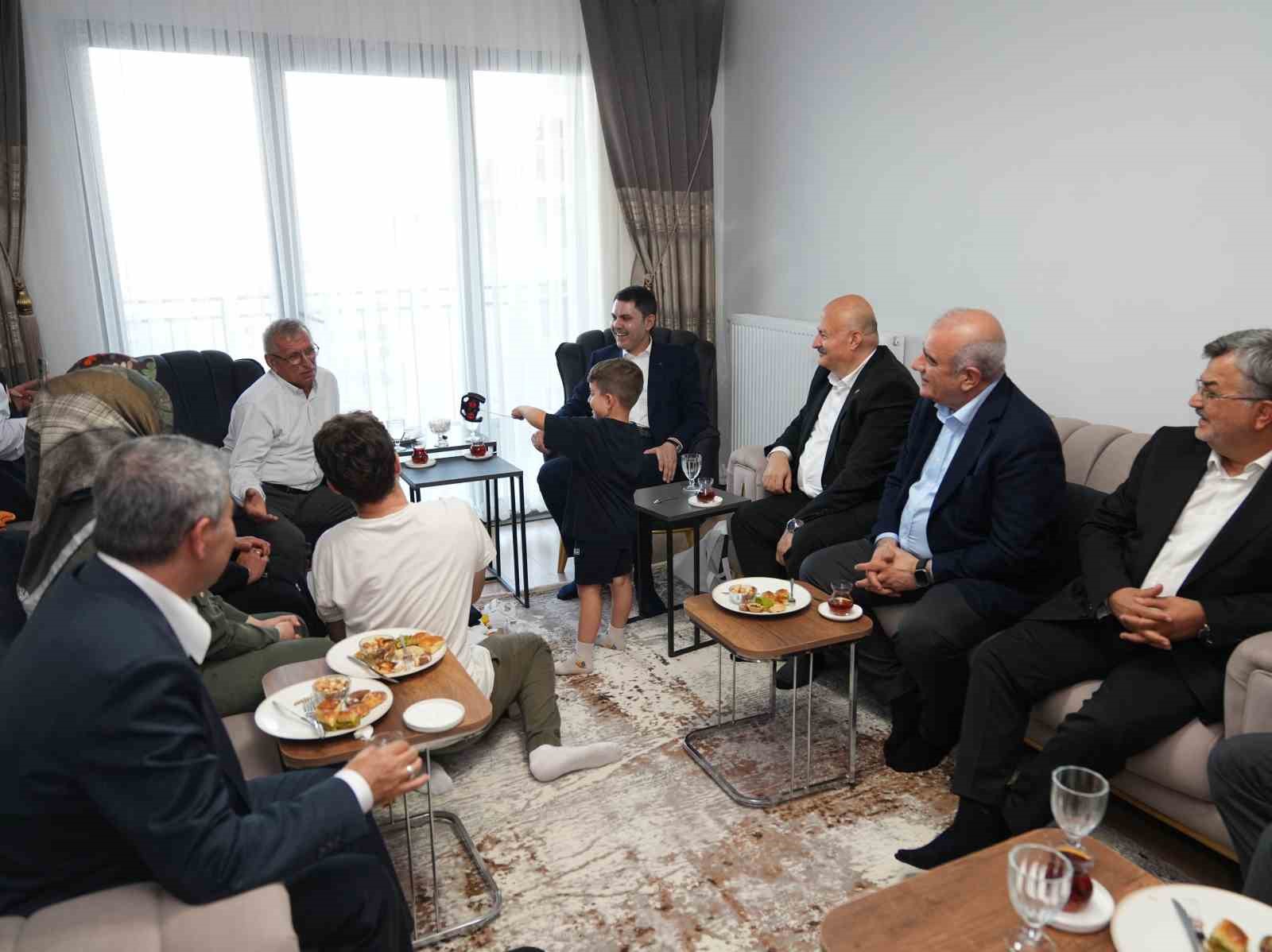 Bakan Kurum’dan depremzede Yusuf ve dedesine ziyaret 4 bakan kurumdan depremzede yusuf ve dedesine ziyaret 0 wFbJXA56