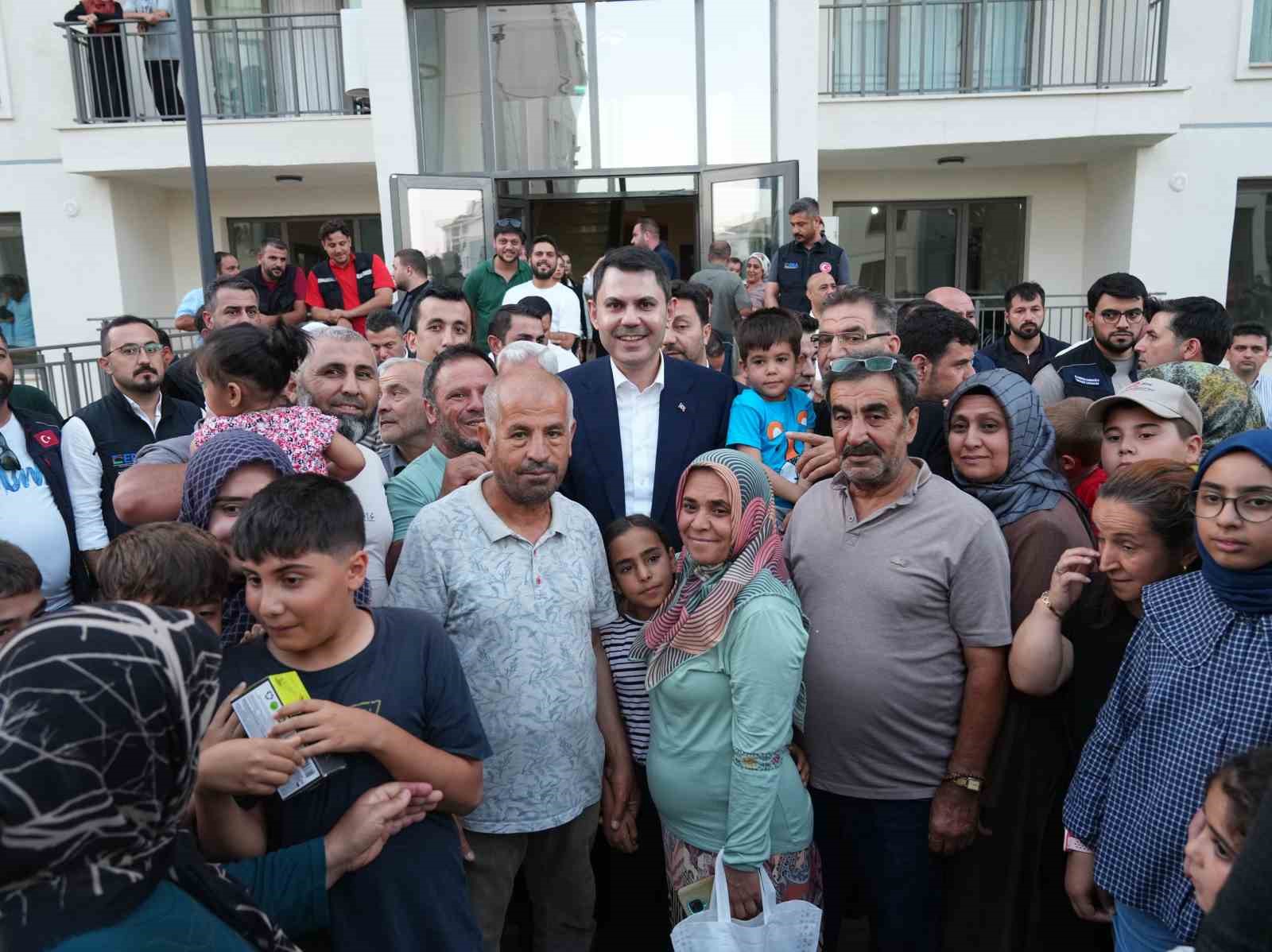 Bakan Kurum’dan depremzede Yusuf ve dedesine ziyaret 5 bakan kurumdan depremzede yusuf ve dedesine ziyaret 1 7OfjpOJ7