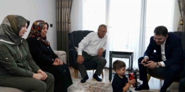 bakan-kurumdan-depremzede-yusuf-ve-dedesine-ziyaret-KhmyG5vu.jpg