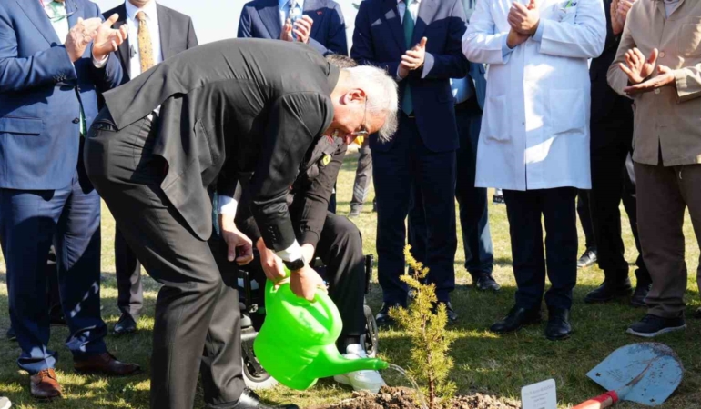 bakan-memisoglu-esasinda-her-bir-agac-candir-canlidir-o-cana-iyi-bakmamiz-gerekir-ks2NSBqZ.jpg