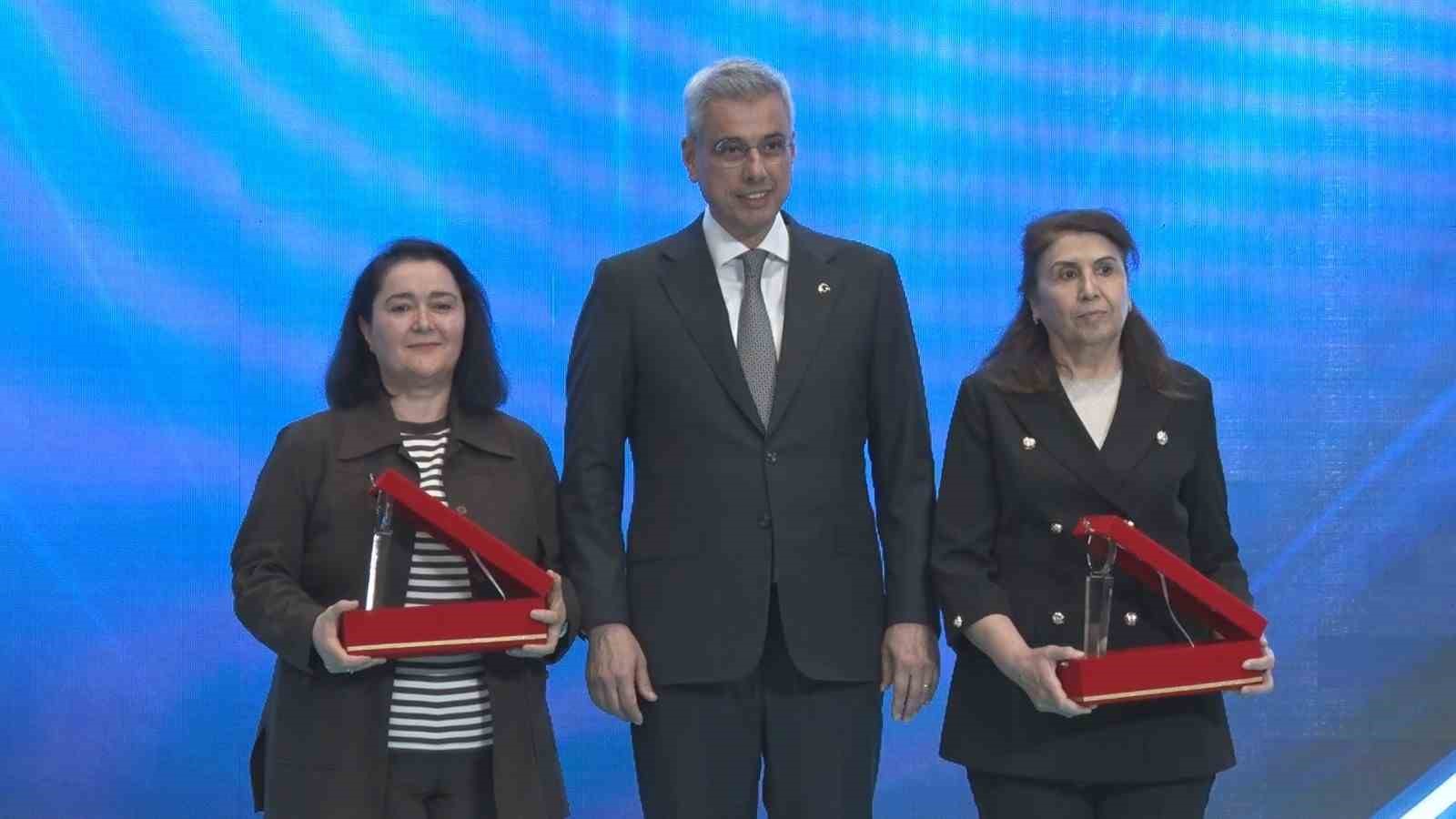 bakan memisoglu hemsire ve ebe sayimizi 330 binin uzerine cikardik 0 G8Iy1hvb