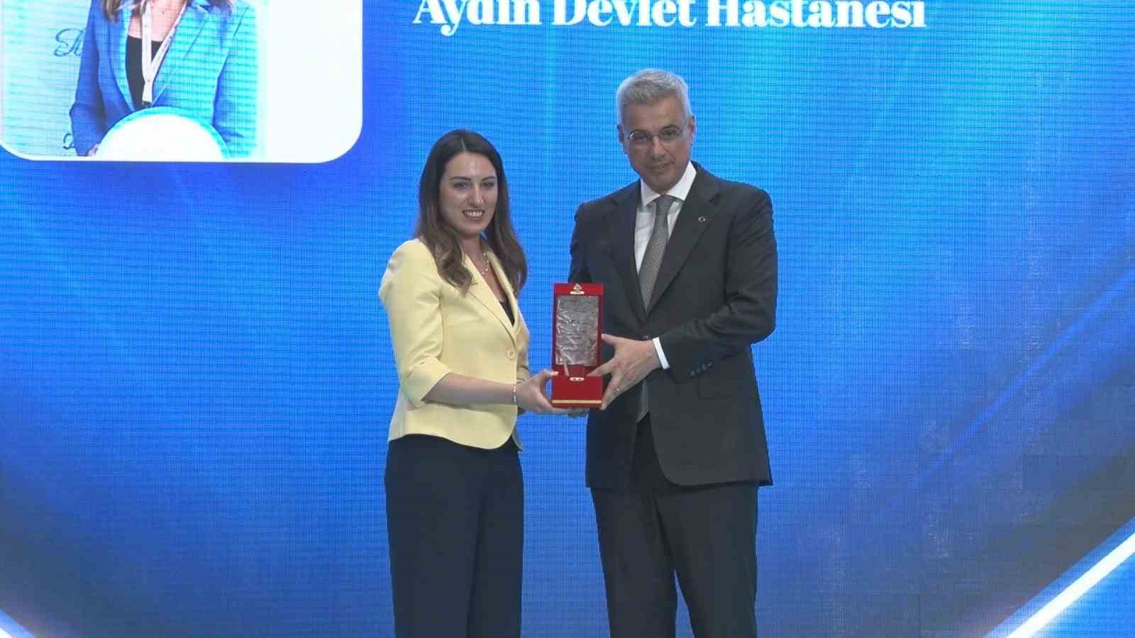 bakan memisoglu hemsire ve ebe sayimizi 330 binin uzerine cikardik 1 zTJeOu5F