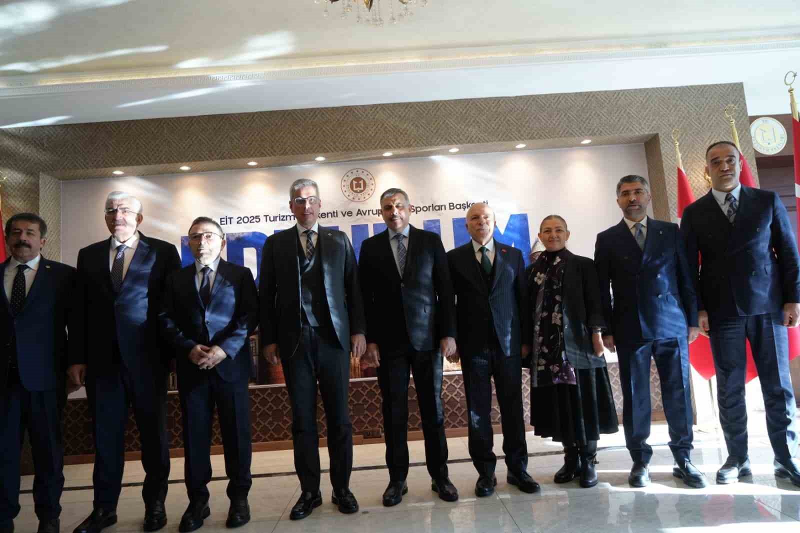 bakan memisoglu saglik hizmetlerinin daha iyi olmasi icin neler yapacagimizi yerinde degerlendirmek icin buradayiz Rk7u2OFO