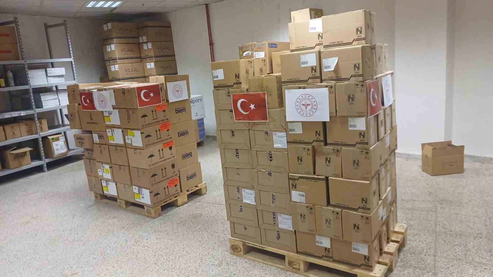 bakan memisoglu tibbi malzeme ve cihazlarla yuklu yardim tirlarimiz irana dogru yola cikti 1 ctPbejV9