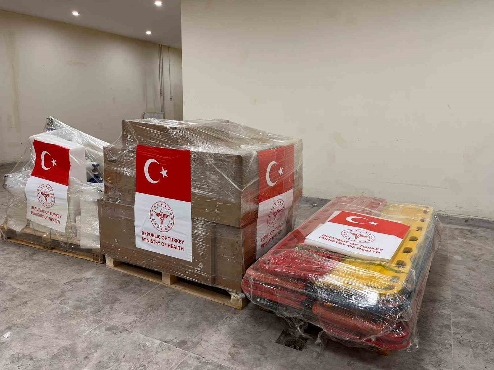 bakan memisoglu tibbi malzeme ve cihazlarla yuklu yardim tirlarimiz irana dogru yola cikti 2