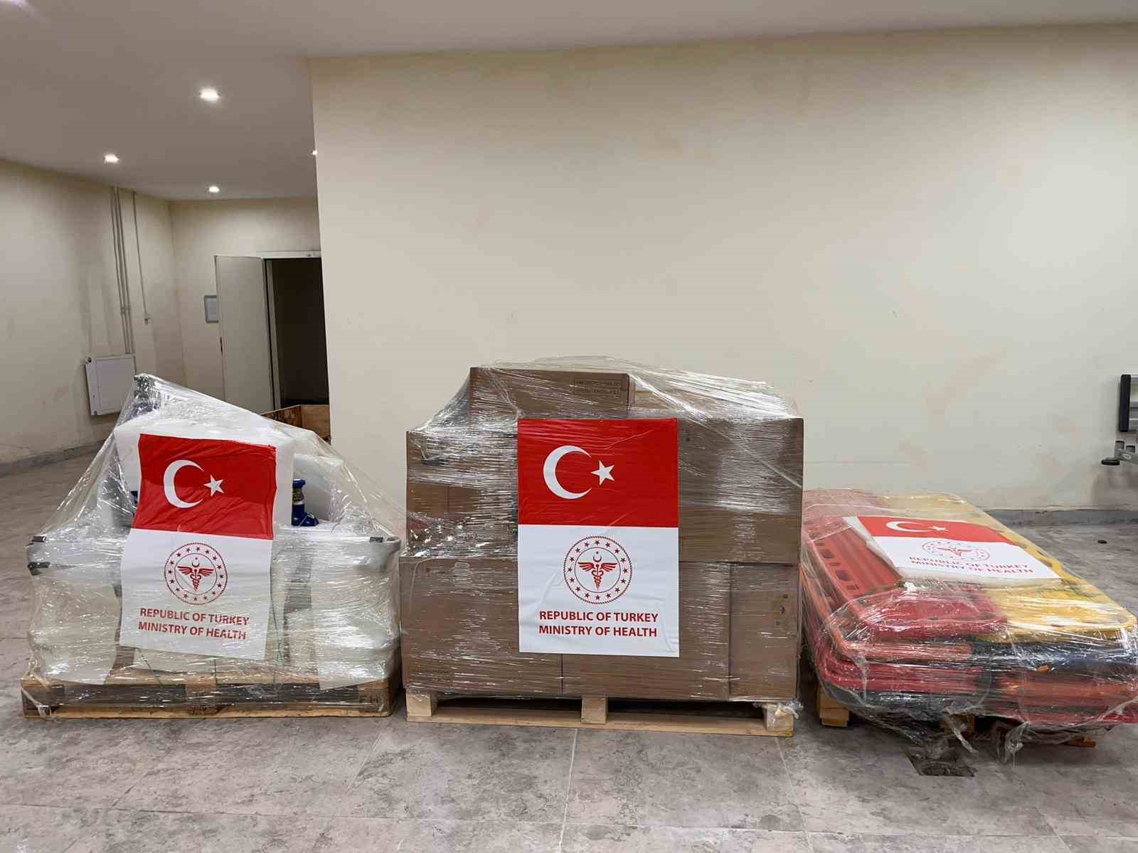 bakan memisoglu tibbi malzeme ve cihazlarla yuklu yardim tirlarimiz irana dogru yola cikti 3 eKIBYmQ5